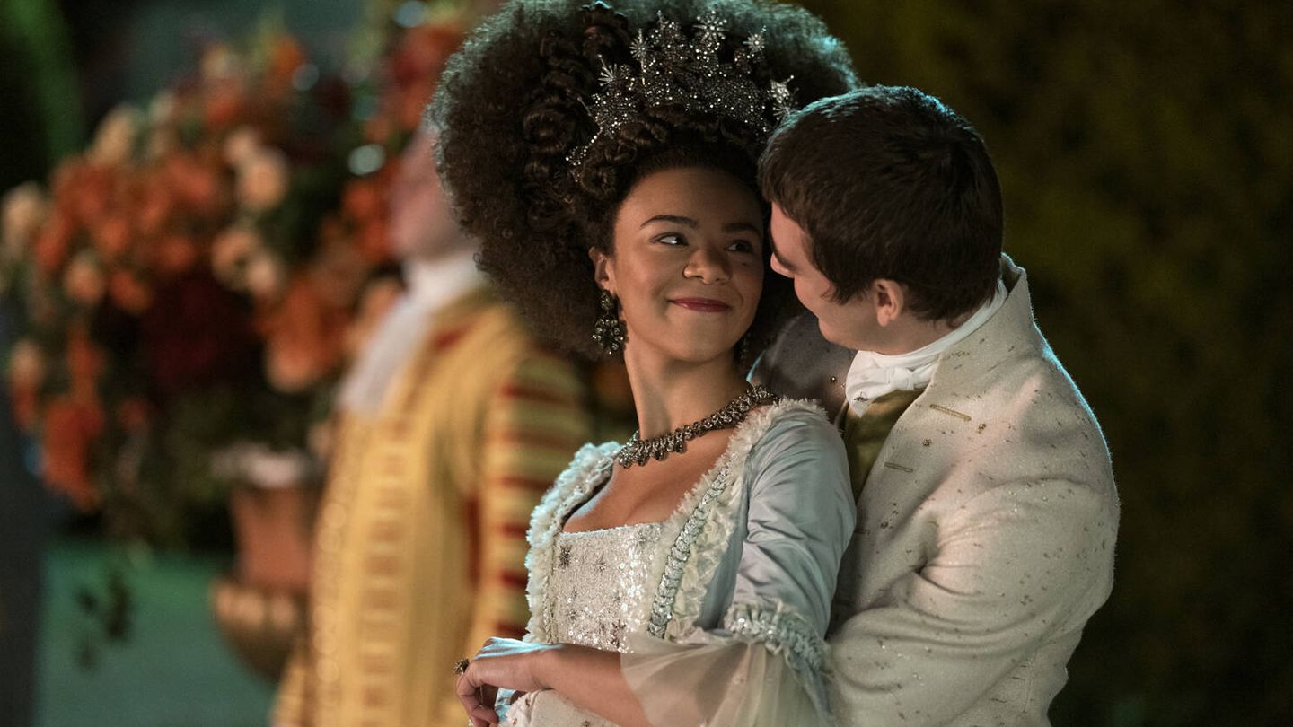India Amarteifio y Corey Mylchreest en una imagen de 'La reina Carlota: una historia de los Bridgerton'. (Netflix)