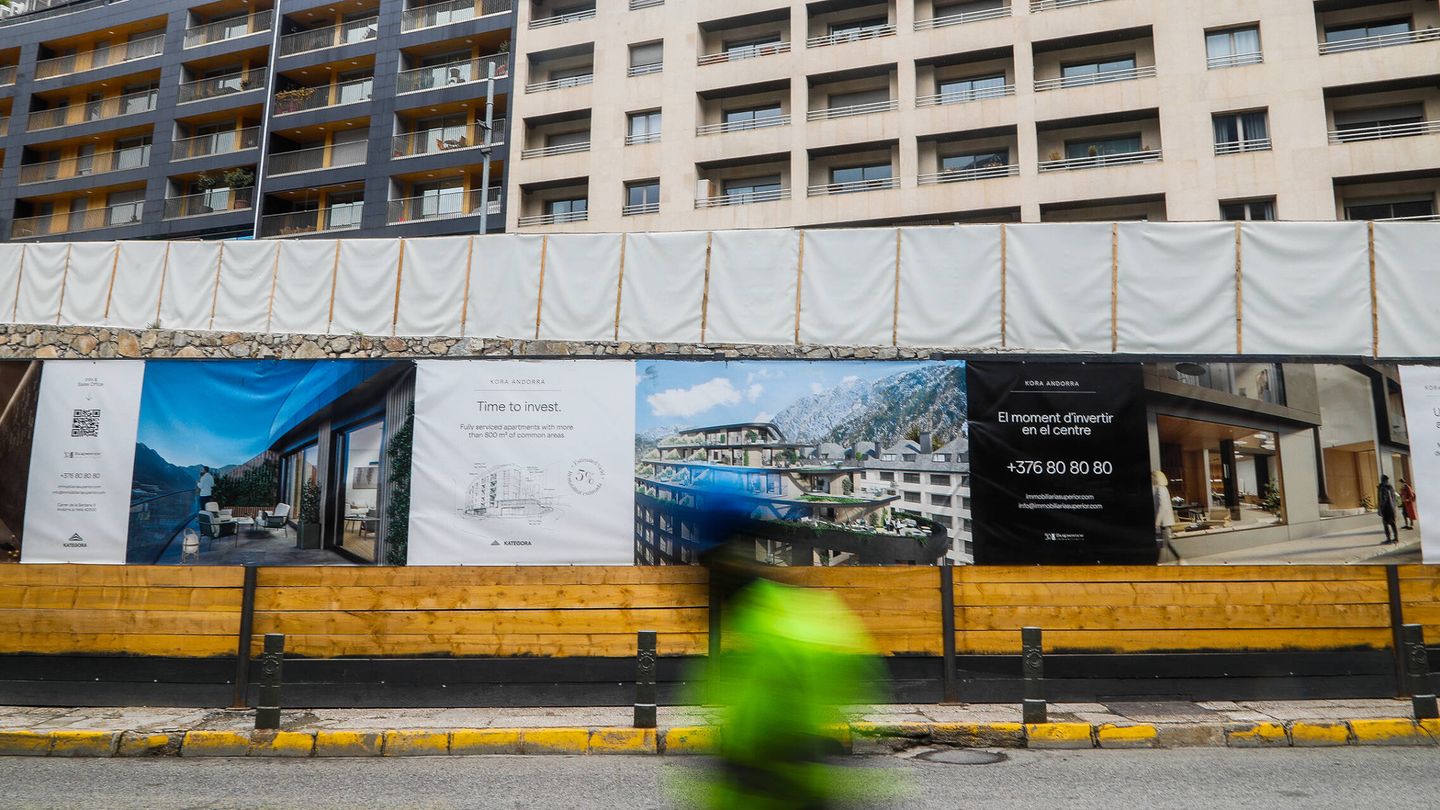 Un obrero pasa frente a un anuncio de nuevas construcciones en el centro de Andorra. (F. G. M.)