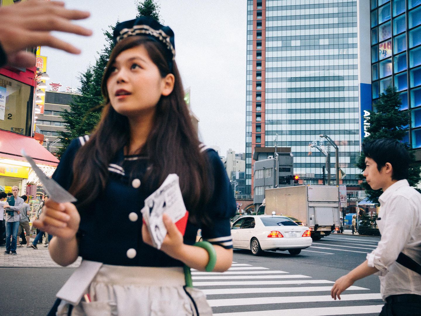 Una chica promociona sus servicios en el barrio de Akihabara. (Taichiro Ueki/CC)