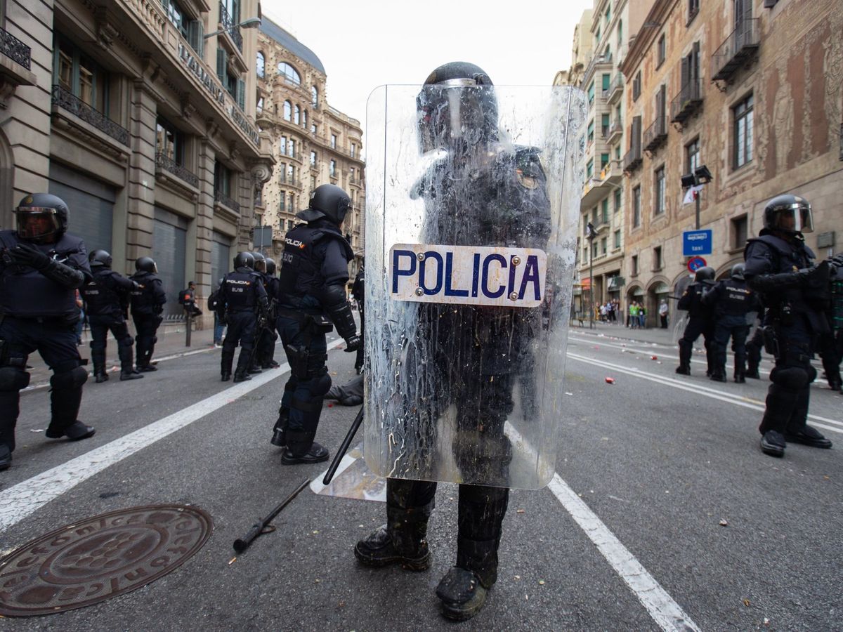 Foto: Agentes antidisturbios de la Policía Nacional en Barcelona. (EFE)
