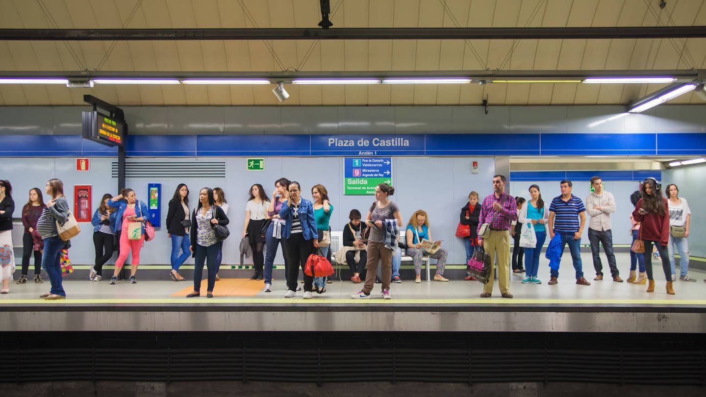 Acumulación de pasajeros en el metro de Madrid. (iStock)