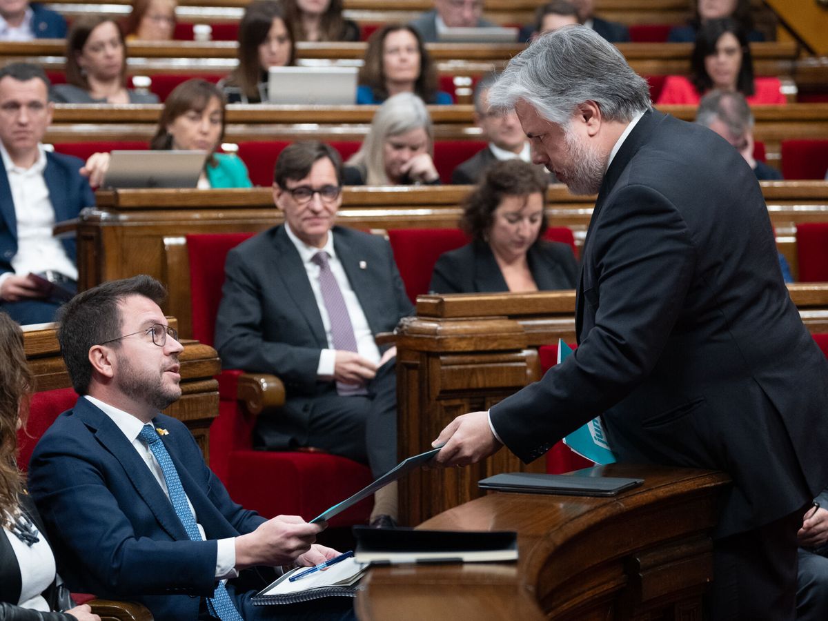 Foto: El presidente de la Generalitat de Catalunya, Pere Aragonés (1i), y el presidente de Junts en el Parlament, Albert Batet (1d). (Europa Press/David Zorrakino)