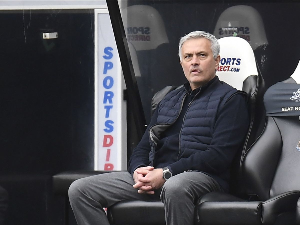 Foto: José Mourinho, sentado en el banquillo del Tottenham. (EFE)