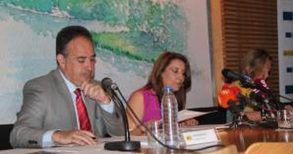 Foto: Manuel Romero Ortiz con Carmen Crespo, ex delegada del Gobierno en Andalucía (Efe).