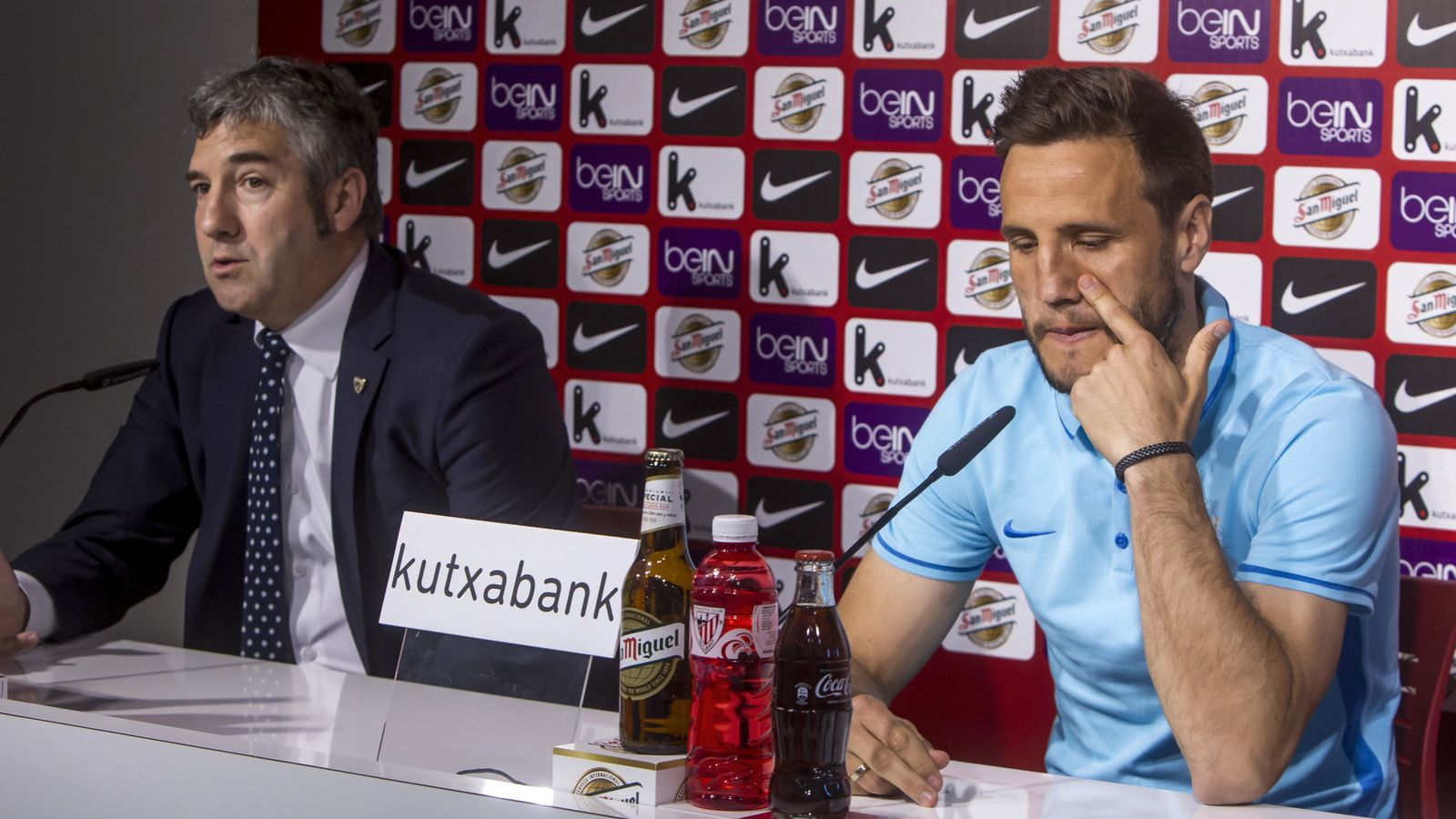 Foto: Gurpegui (der.), junto al presidente del Athletic, Josu Urrutia (Iñaki Andrés/EFE)