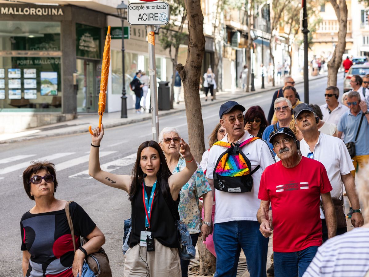 Foto: Un grupo de turistas en una céntrica calle en Palma de Mallorca. (Europa Press/Tomàs Moyà)