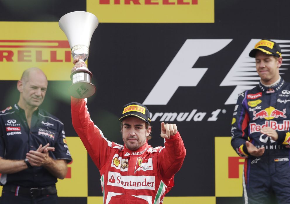 Foto: Adrian Newey y Sebastian Vettel aplauden el segundo puesto de Fernando Alonso.