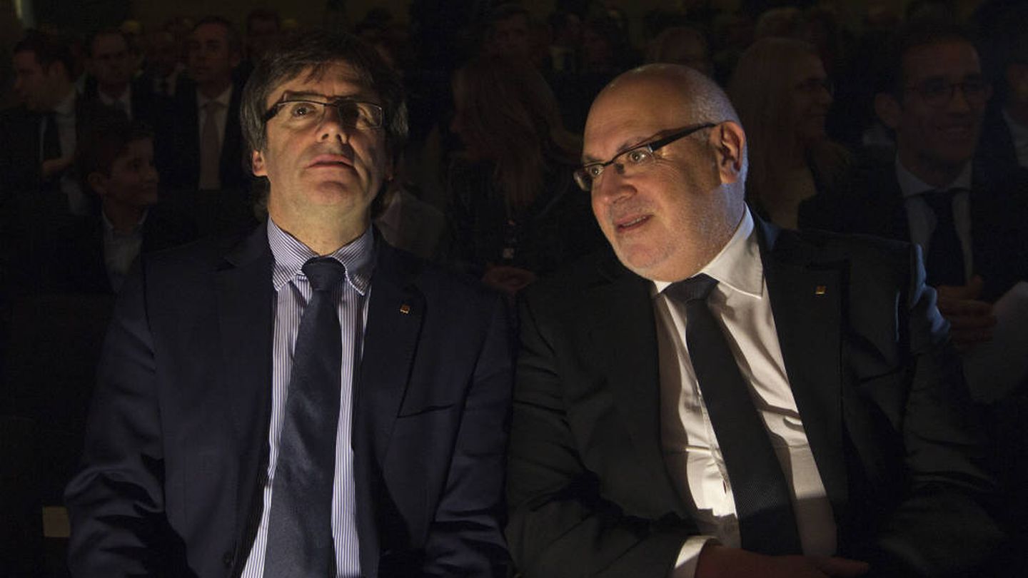 El presidente de la Generalitat, Carles Puigdemont (i), junto al 'exconseller' de Empresa Jordi Baiget (d). (EFE)
