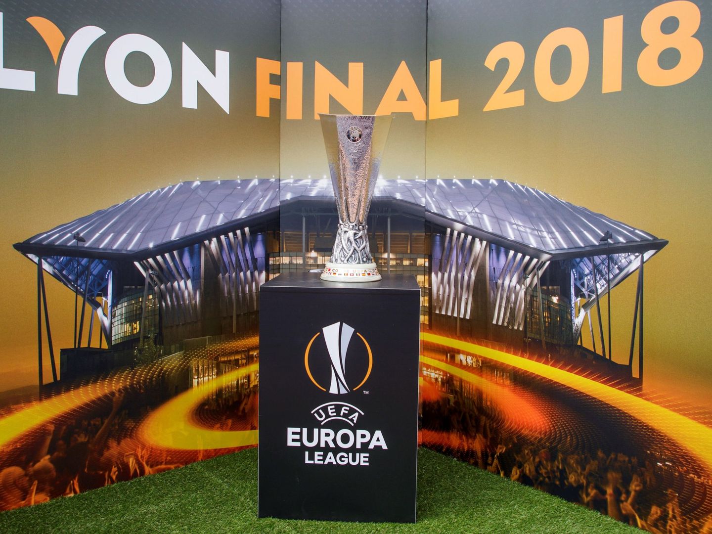Réplica de la Copa de la Liga Europa de la UEFA expuesta en la 'Fanzone' en la plaza Bellecour en Lyon (Francia) | EFE