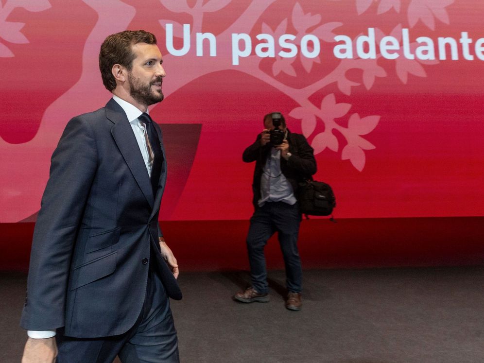 Foto: Pablo Casado, a su entrada al auditorio de Murcia en el congreso de la empresa familiar. (EFE)