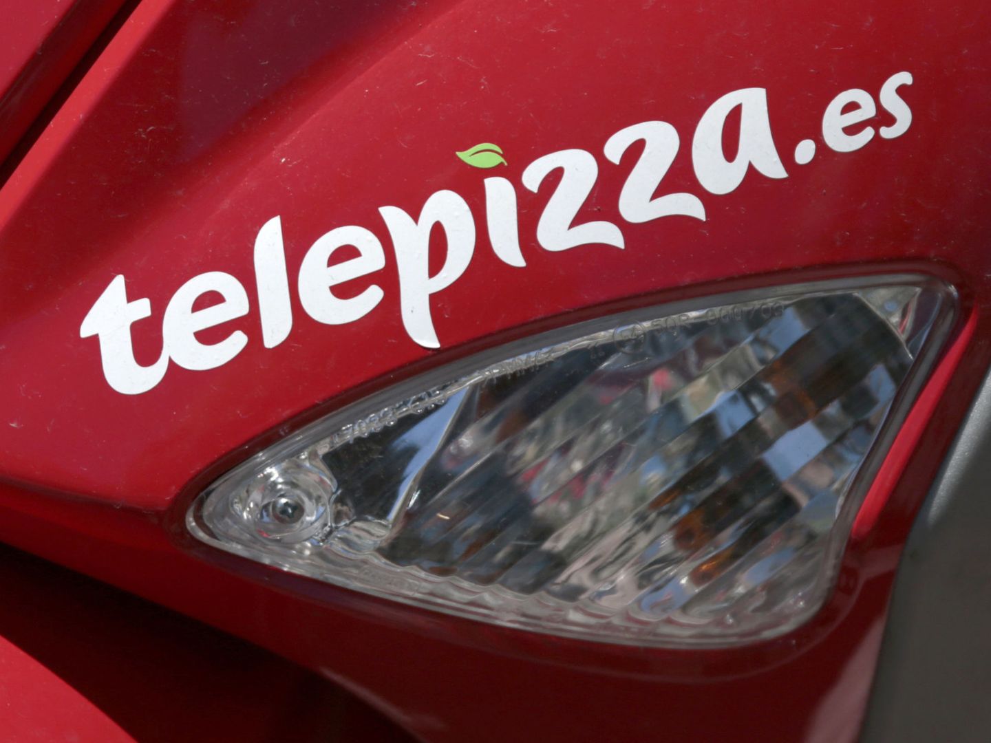 Logo de Telepizza en una motocicleta a la salida de uno de sus locales de Madrid. (Reuters)