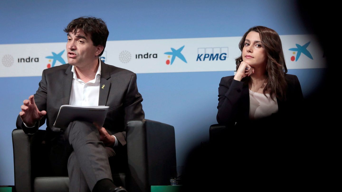 La líder de Ciudadanos en Cataluña, Inés Arrimadas, junto al líder de ERC en el Parlament, Sergi Sabrià.