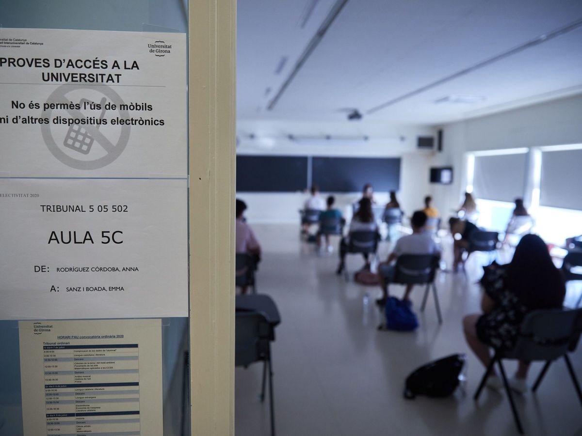 Foto: Alumnos antes de comenzar la Selectividad en Girona. (EFE/ David Borrat)