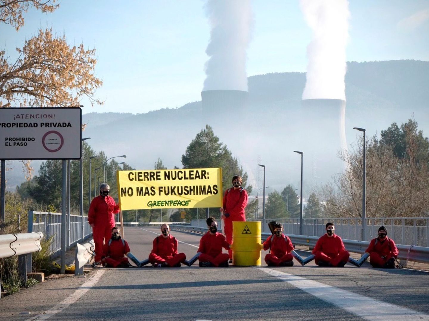 Activistas de Greenpeace, encadenados a la central nuclear de Cofrentes. (EFE)