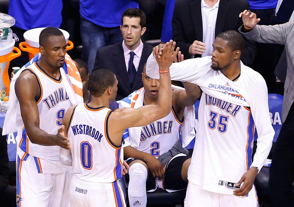 Foto: Westbrook y Durant, bien acompañados por Ibaka, igualaron la eliminatoria ante los Spurs.