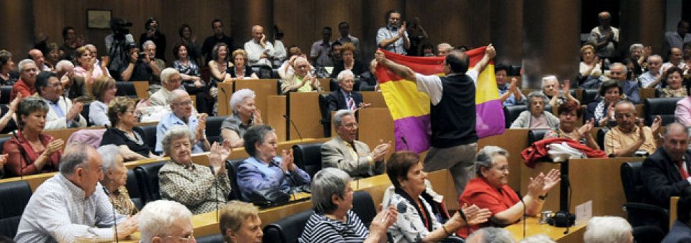 Foto: Alarde de patriotismo de Bono: reprende a un ex preso por enarbolar una bandera republicana en el Congreso