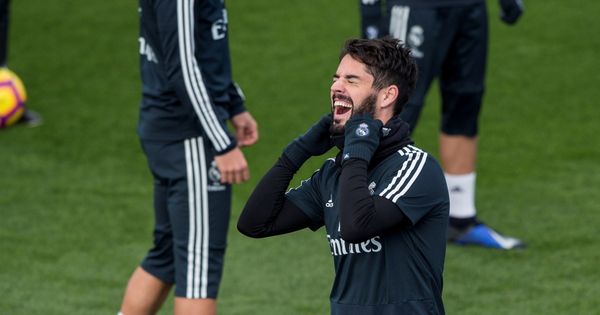 Foto: Isco, sonriente, durante el entrenamiento del Real Madrid. (Efe)