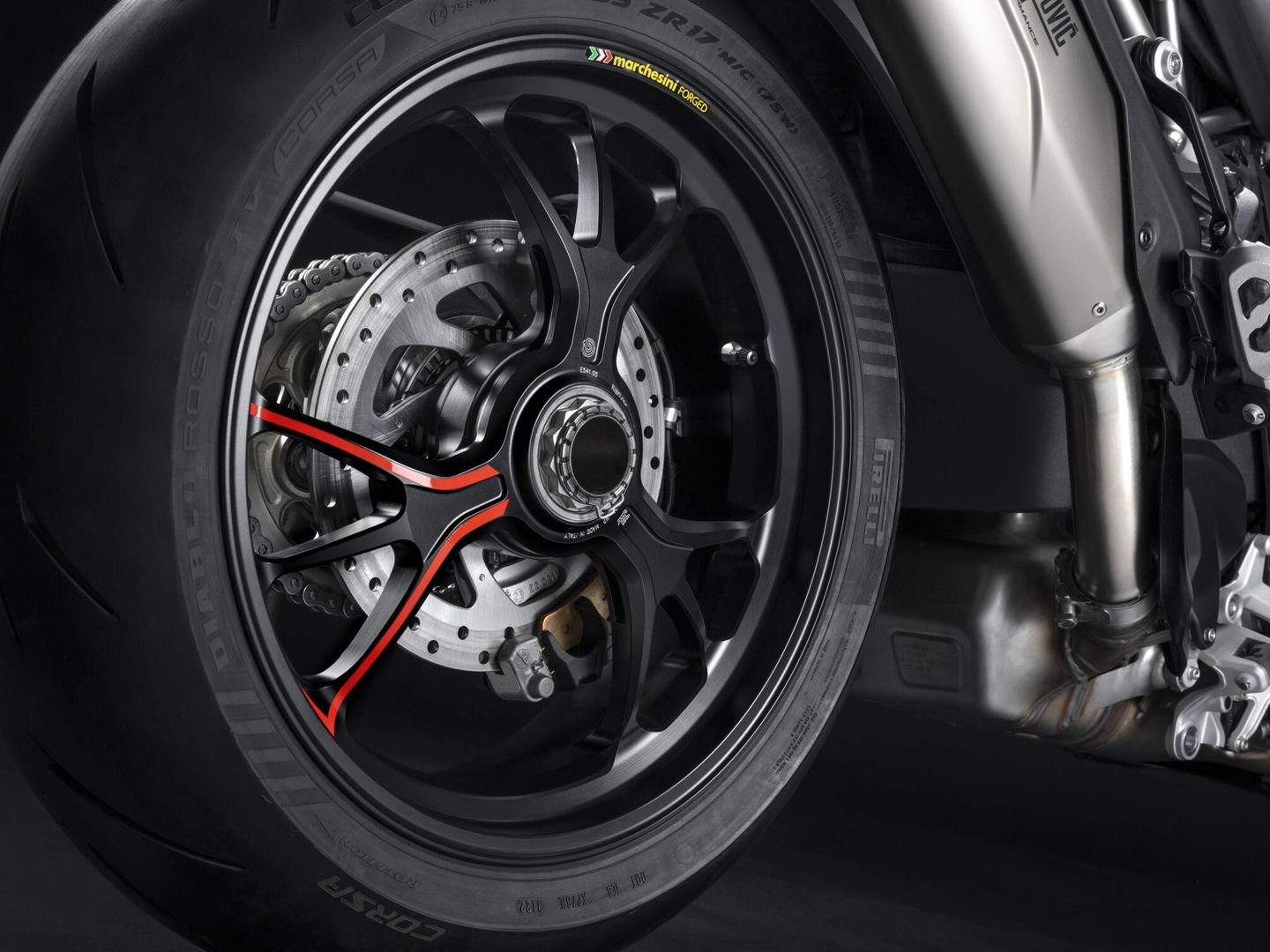 Las llantas Marchesini de aluminio forjado de la Ducati ahorran 2,7 kilos.