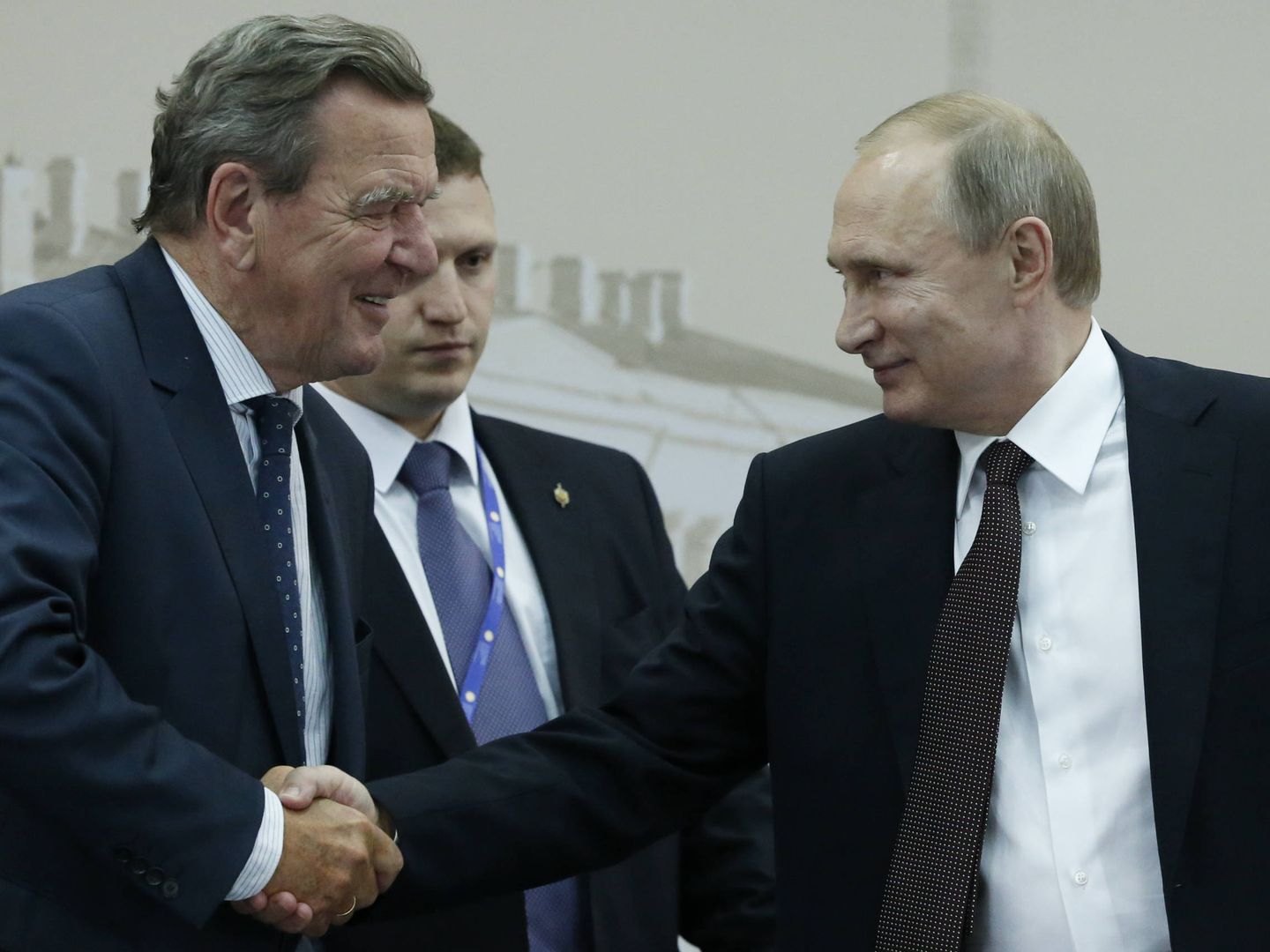 Putin saluda a Gerhard Schröder durante un encuentro empresarial en San Petersburgo. (Reuters) 