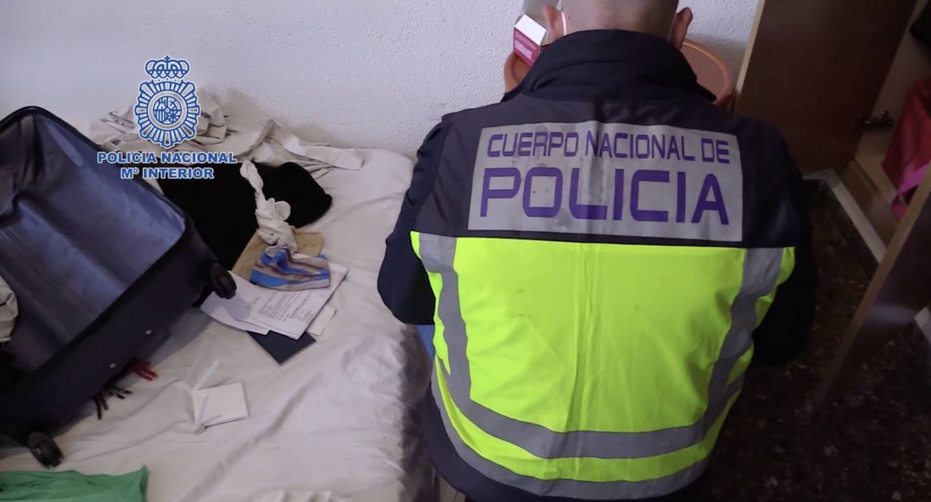 Un policía durante el registro de la vivienda de los extorsionadores. (Policía Nacional)