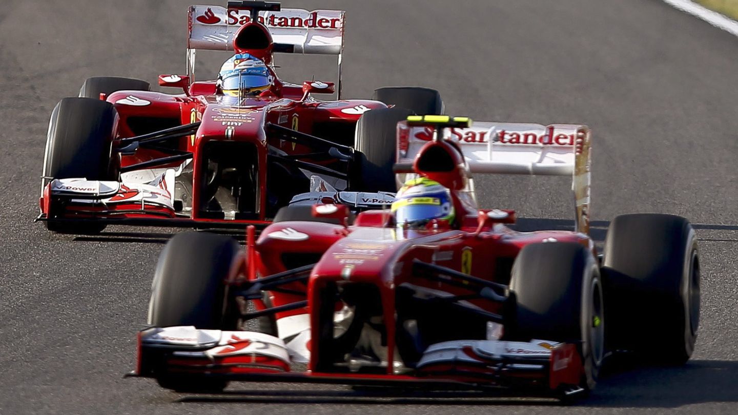 Fernando Alonso y Felipe Massa en acción con el Ferrari de 2013. (EFE)
