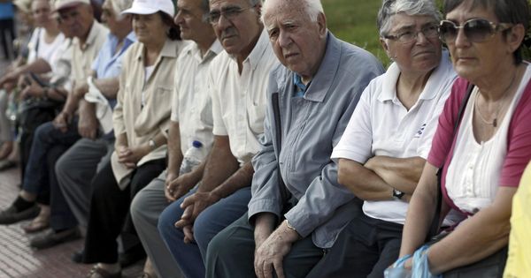 Foto: Varios pensionistas protestando (Efe)