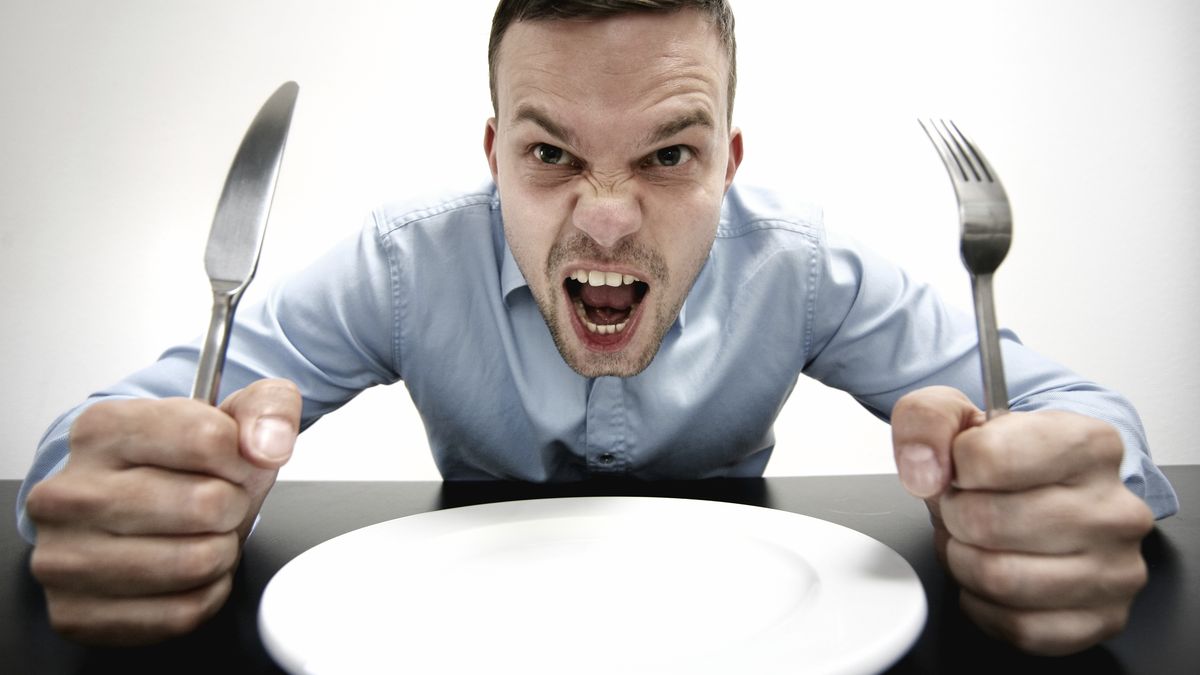 Cinco cosas que no deberías hacer nunca cuando tienes hambre (y una que sí) 
