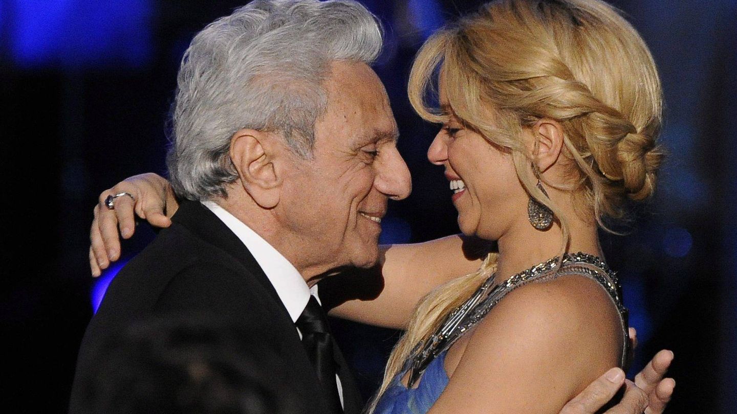 Shakira abraza a su padre, William Mebarak, en un homenaje. (EFE/Paul Buck)