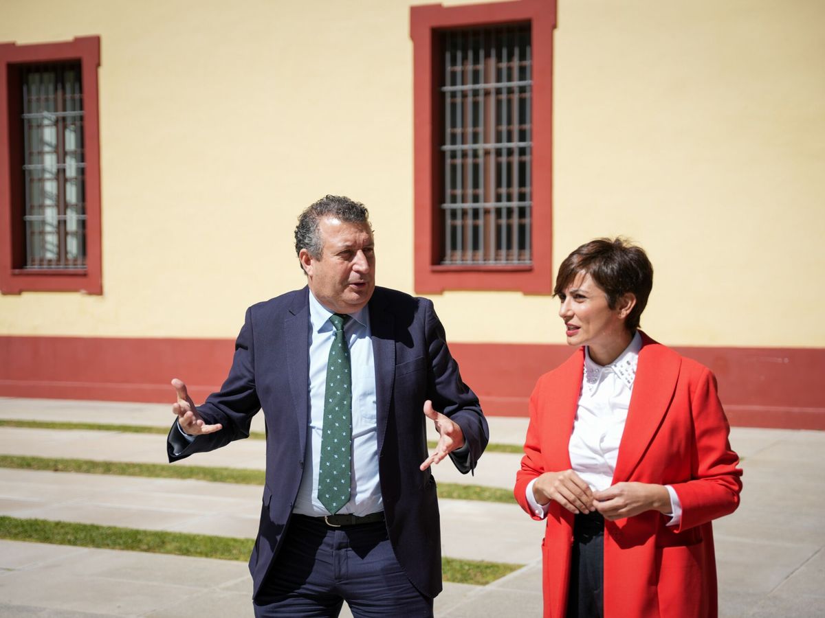 Foto: Isabel Rodríguez, con Javier Fernández, presidente de la Diputación de Sevilla. (EP/M. J. López)