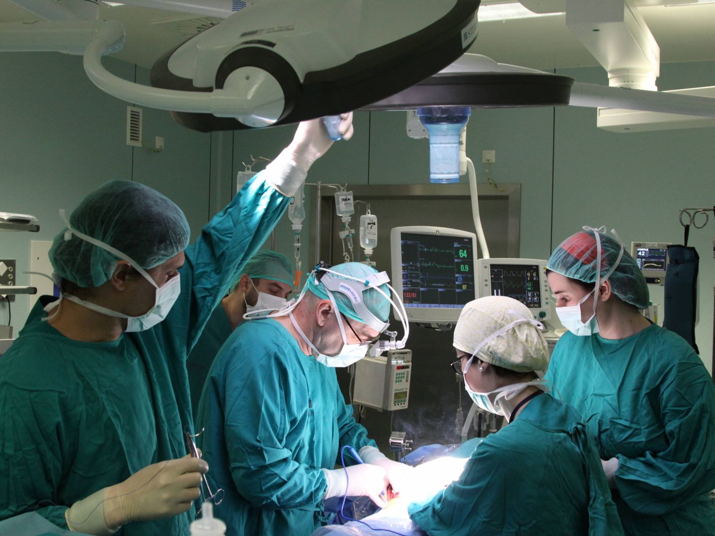 Equipo de quirófano de La Fe de Valencia, el hospital de España con más tras trasplantes realizados el año pasado. (HLF)