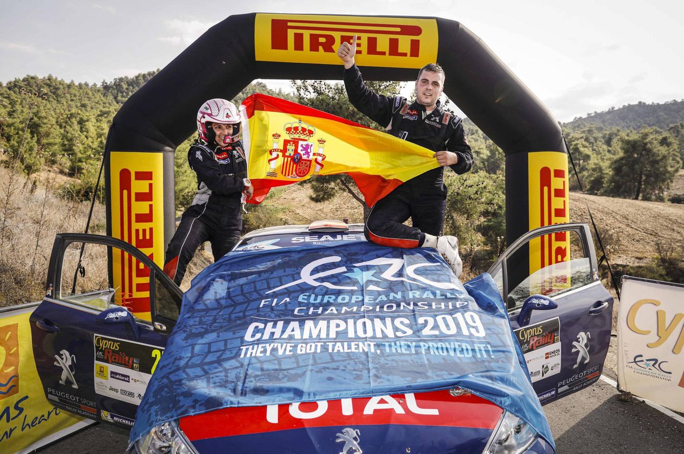 Efrén Llarena y Sara Fernández celebrando el campeonato europeo de rallys en la categoría 3.