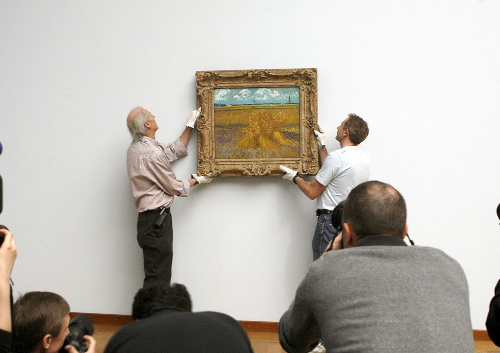 Foto: Operarios de la Kunstmuseum Basel de Basel descuelgan 'Campo de trigo', de Van Gogh. (Reuters)