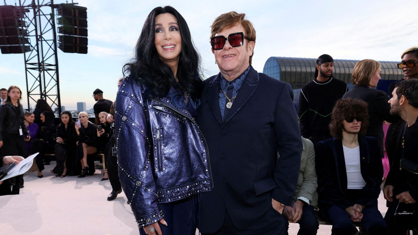 Elton John y Cher, listos para ver lo último de Versace. (Reuters/Mario Anzuoni)