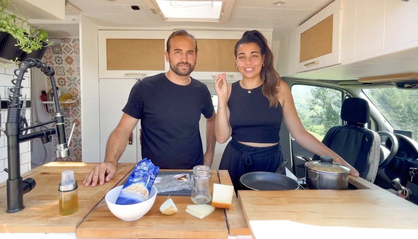 Álex y Raquel cocinando en su furgoneta. (A. y R.)