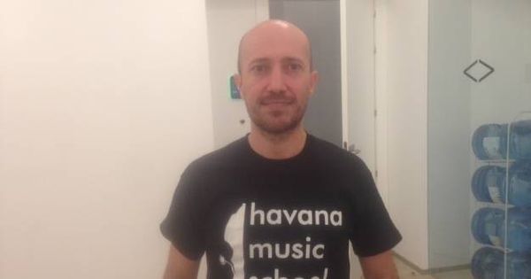 Foto: Miguel Freijo, de bróker a músico en La Habana. (D.B.)