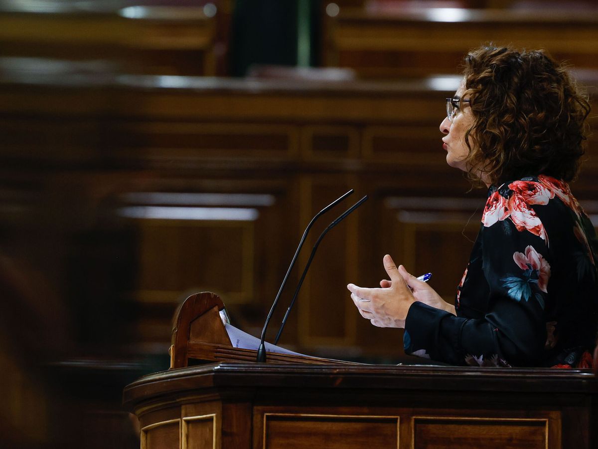 Foto: La ministra de Hacienda, María Jesús Montero, durante su intervención este jueves en el Congreso. (EFE/J. J. Guillen)