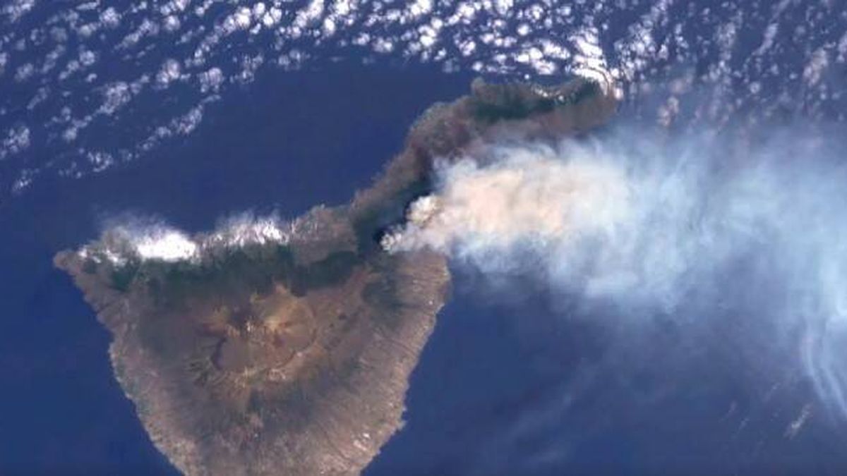 Así se ve el incendio de Tenerife desde el espacio: la NASA capta en esta imagen la columna de humo