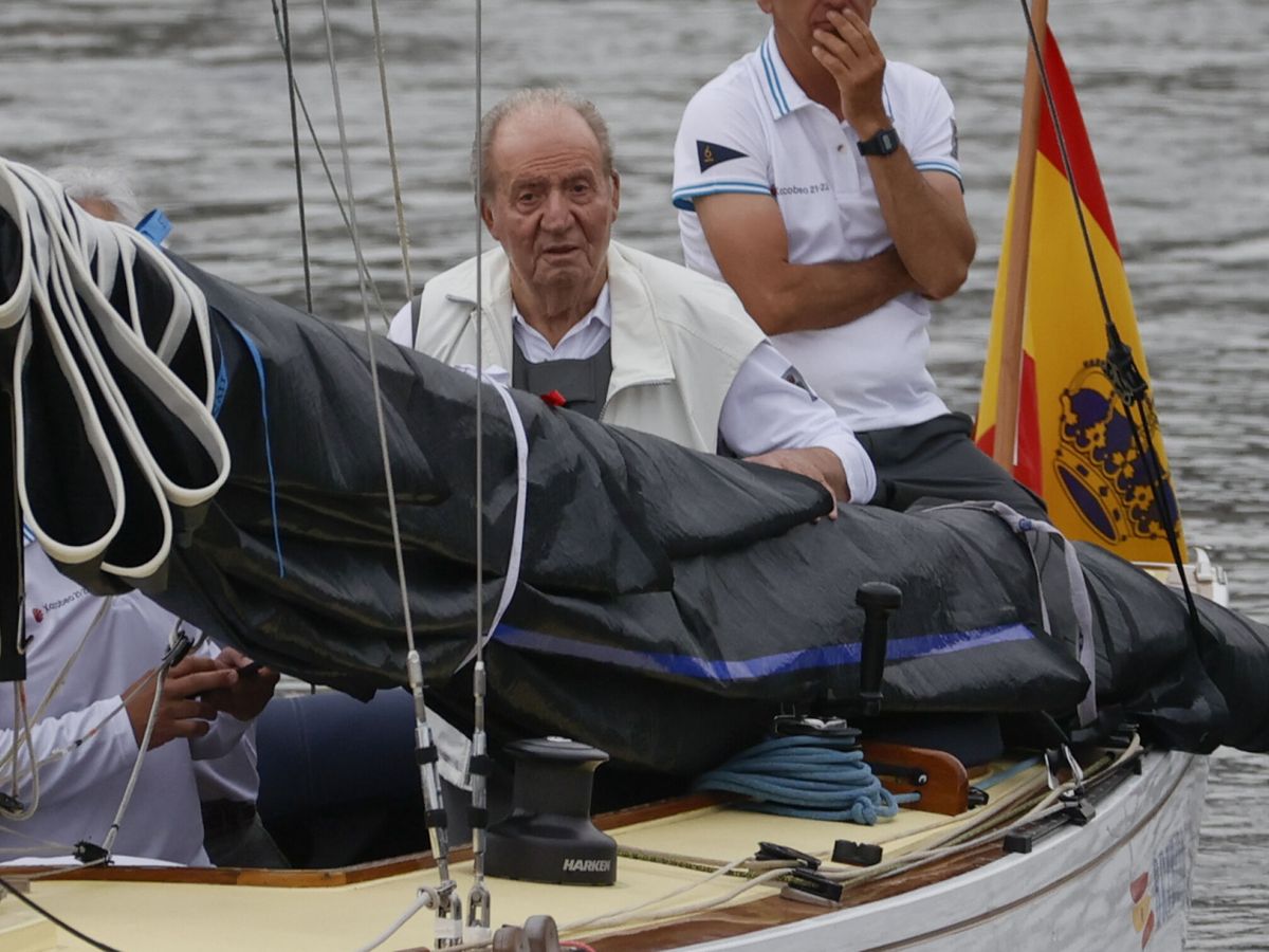 Foto: El rey emérito Juan Carlos I a bordo del "Bribón". (EFE/Lavandeira Jr.)