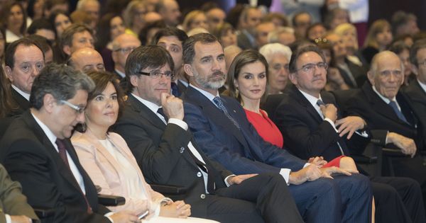 Foto: Carles Puigdemont (3i), junto a los Reyes de España y la vicepresidenta del Gobierno, Soraya Sáenz de Santamaría (2i), en la ceremonia de entrega de becas de La Caixa. (EFE)