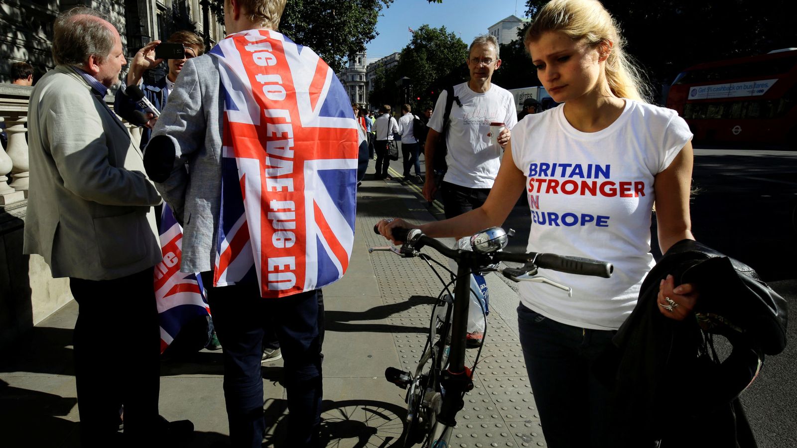 Foto: Una partidaria de la permanencia pasa junto a un votante pro-Brexit en Londres, el 24 de junio de 2016 (Reuters)