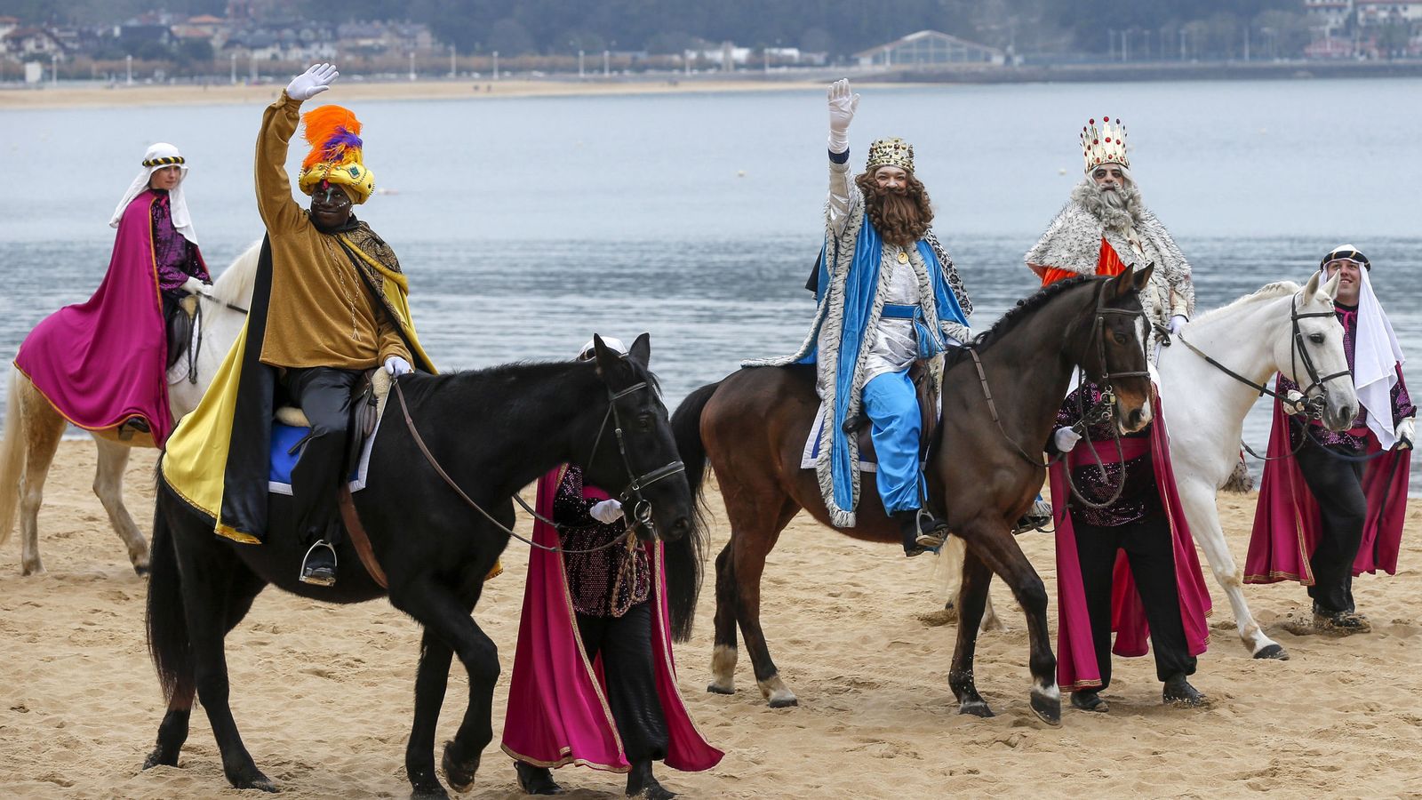 Foto: Sus Majestades, los Reyes Magos, a su llegada a caballo por la playa de La Concha de San Sebastián. (EFE)