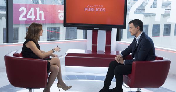 Foto: Pedro Sánchez, durante su entrevista con Lara Siscar, conductora de 'Asuntos públicos', en el Canal 24 Horas de TVE, este 14 de marzo. (Borja Puig | PSOE)
