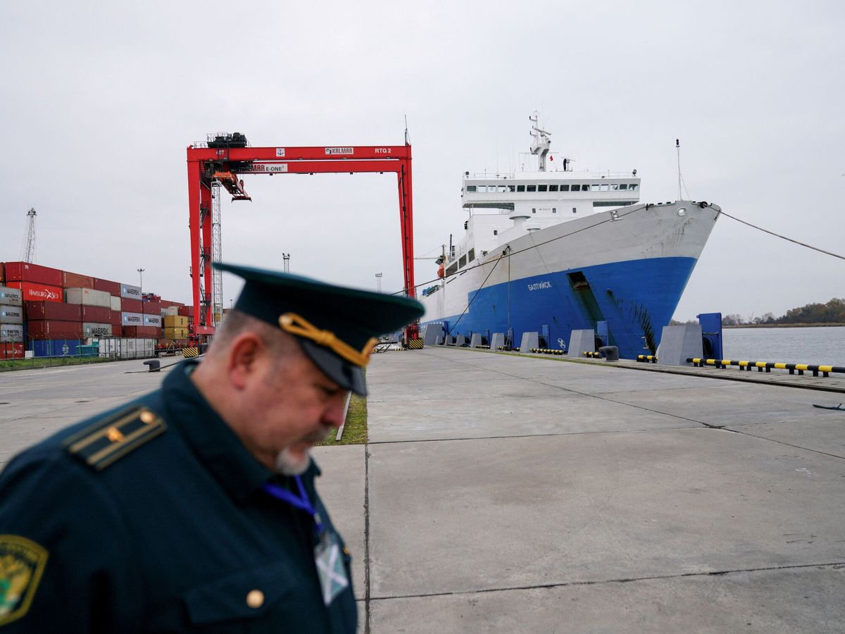 Foto: Un oficial de aduanas ruso trabaja en un puerto comercial en la ciudad de Baltiysk, en el mar Báltico, en la región de Kaliningrado, Rusia. (Reuters/Vitaly Nevar)