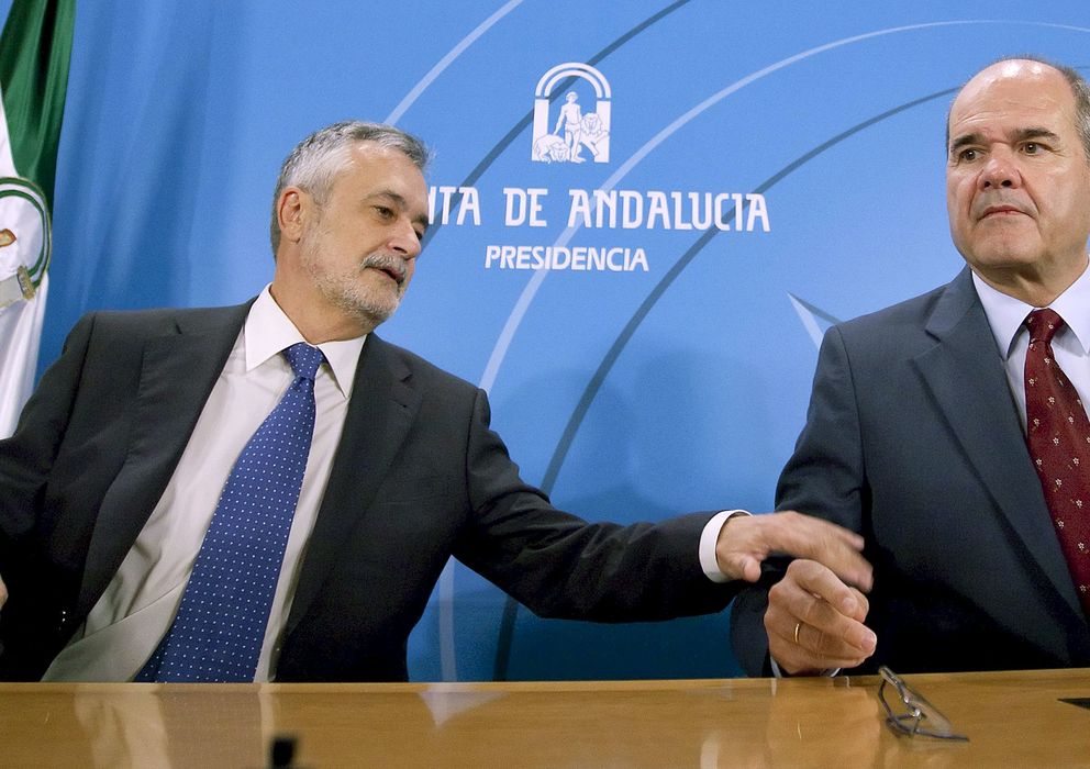 Foto: Los ex presidentes de la Junta de Andalucía, José Antonio Griñán y Manuel Chaves (EFE)