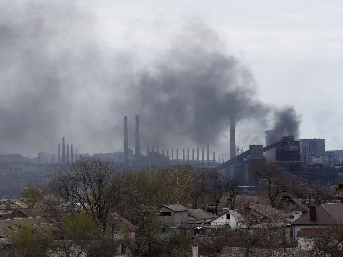 Foto: Humo saliendo de la acería de Azovstal en Mariúpol. (Reuters/Alexander Ermochenko)