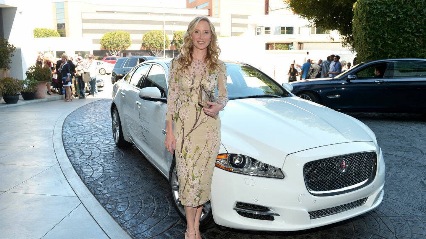 La actriz, posando junto a un coche. (Getty) 