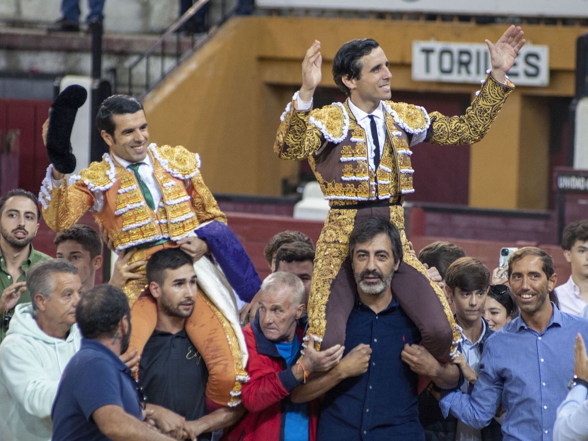 Foto: Los diestros Juan Ortega sobre los hombros de Juan del Val y Emilio de Justo saliendo por la puerta grande en Jaén. (EFE/José Manuel Pedrosa)