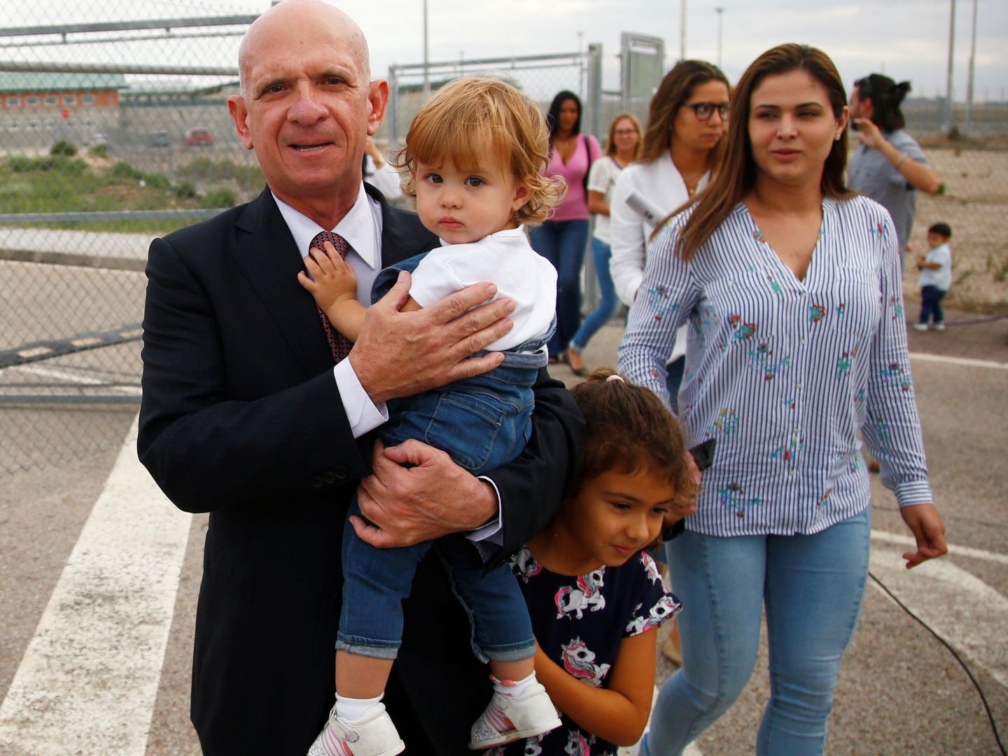 Hugo Carvajal, junto a su esposa e hijos, sale de la cárcel madrileña de Estremera tras la denegación de su extradición a EEUU.(Reuters)