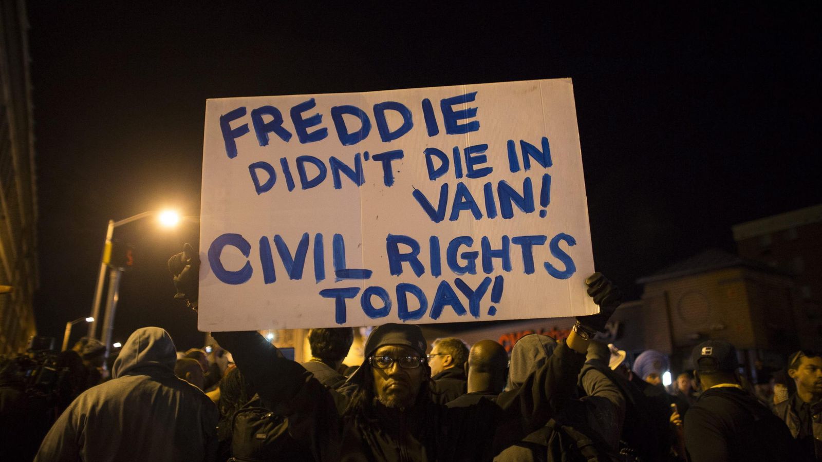 Foto: Un manifestante sostiene una pancarta en la que se puede leer "¡Freddie no murió en vano! ¡Derechos Civiles hoy!" durante una manifestación en Baltimore el 28 de abril (EFE)