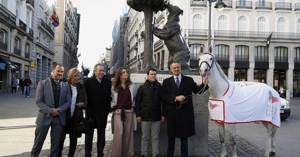 Foto: El presidente del Comité Organizador de la Madrid Horse Week, Daniel Entrecanales, primero por la derecha, junto al caballo Pinoccio. (EFE)